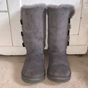 grey uhh boot